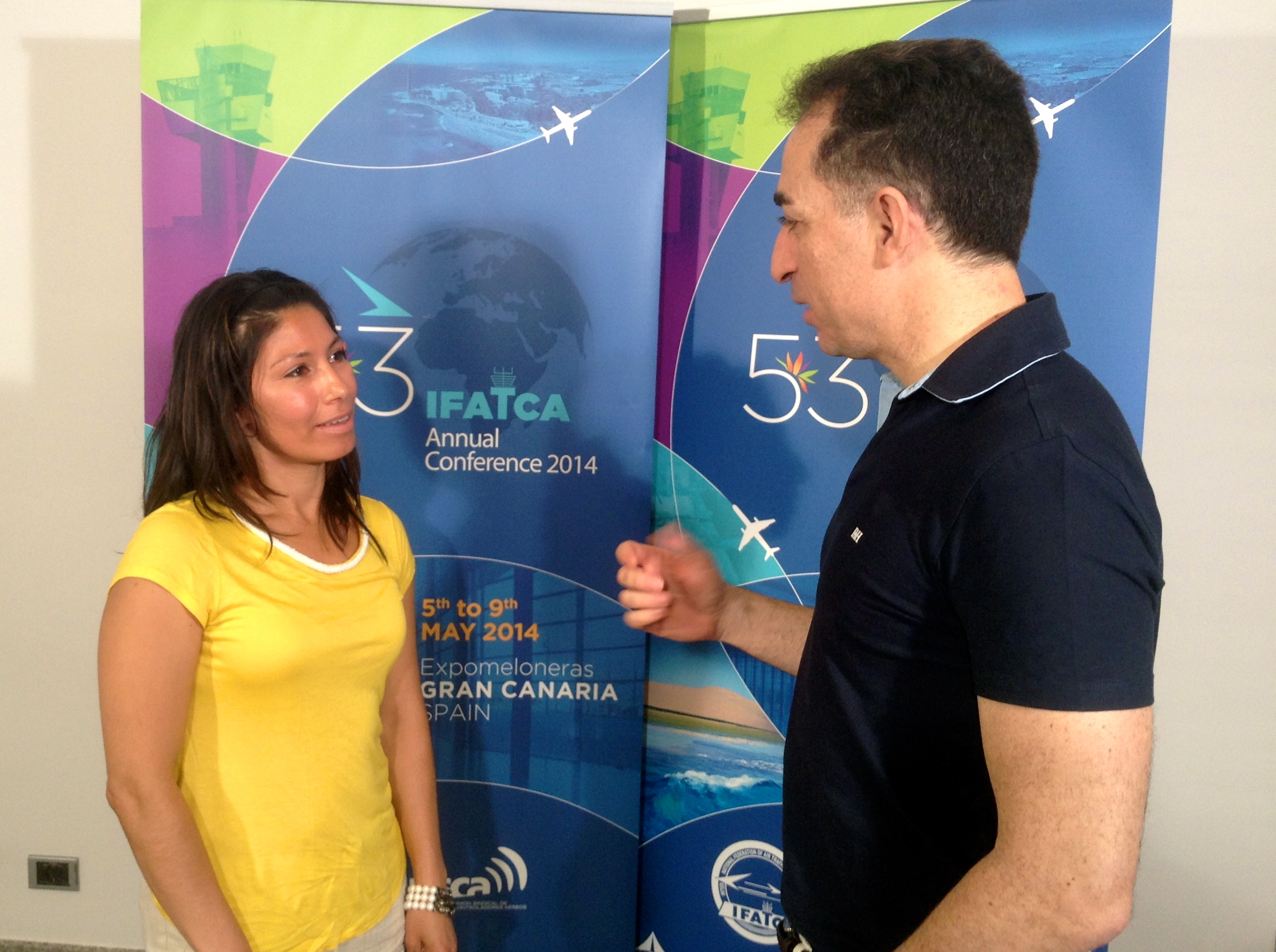 Linda Mccray (NATCA) habla con Alfonso Guerreros (USCA).