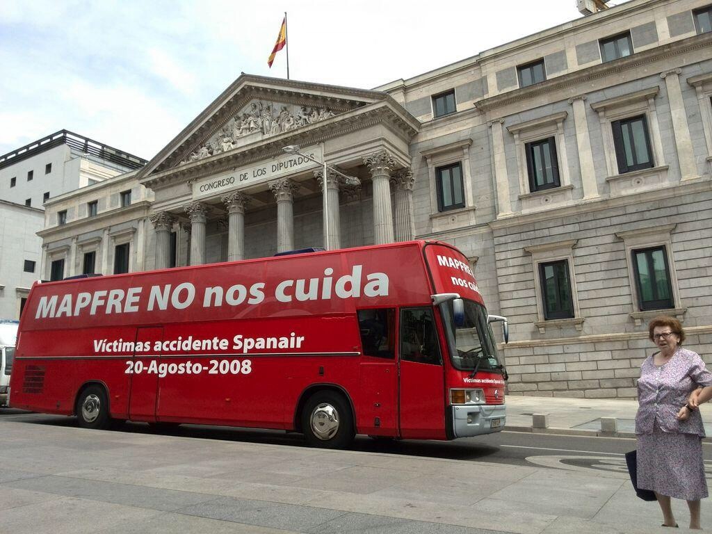 La guagua roja de las víctimas, este martes 1 de julio ante el Congreso de los Diputados