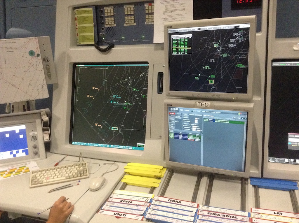 Puesto de supervisión oceánica en el Centro de Control de Tránsito Aéreo de Canarias