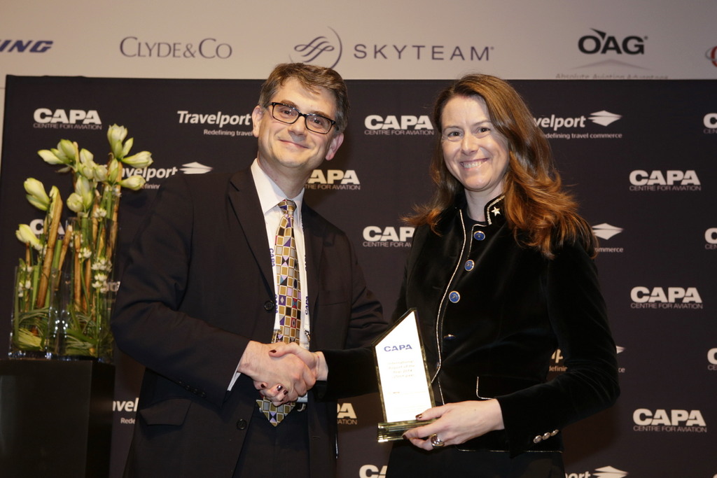 La directora del aeropuerto mientras recibe el premio