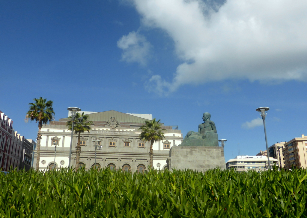 Escultura de Benito Pérez Galdós frente al Teatro, en Las Palmas de Gran Canaria