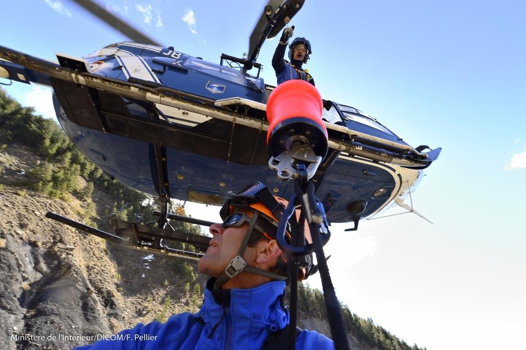 Efectivos durante las tareas de rescate. Fotografía del Ministerio del Interior francés