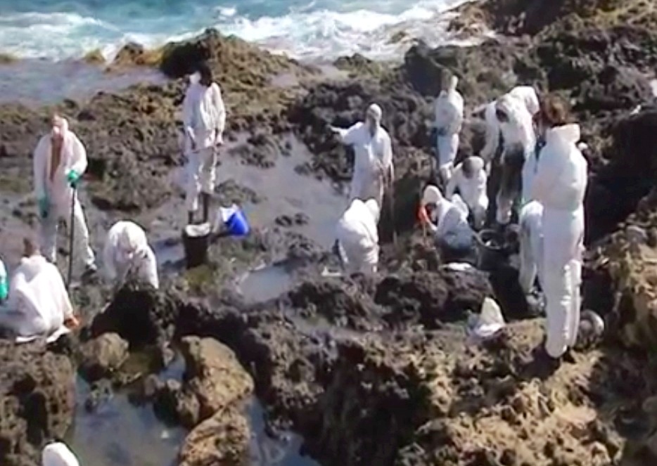 Trabajos de limpieza tras el vertido que afectó a la costa de Agüimes en julio de 2014