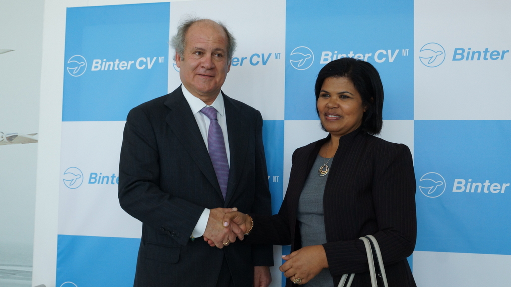 El presidente de Binter, Pedro Agustín del Castillo y la ministra Sara Lopes