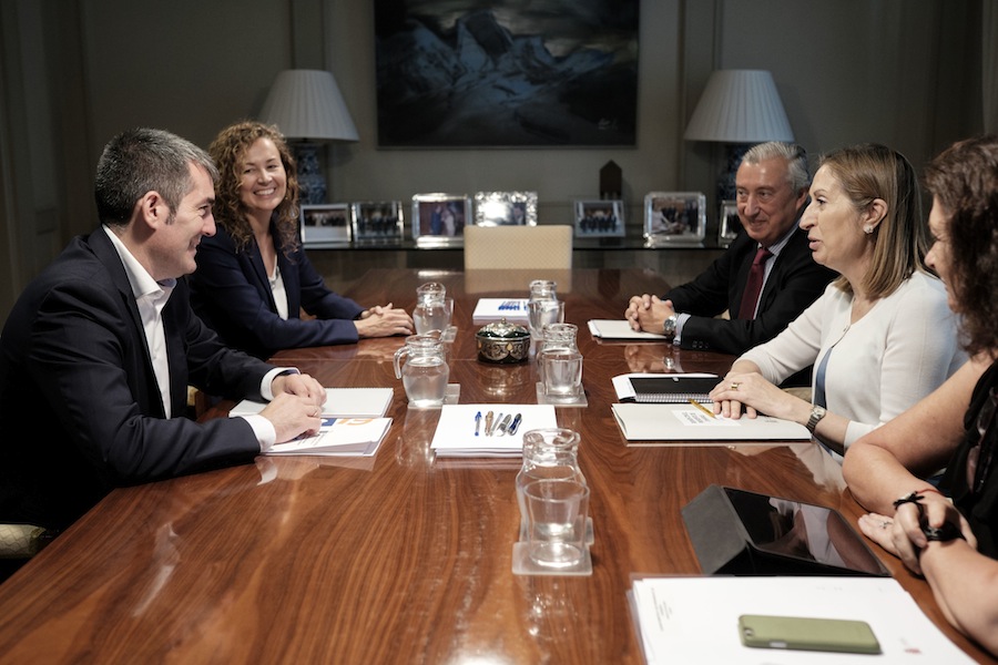 Fernando Clavijo y la ministra Ana Pastor, durante el encuentro de hoy. Fotografía: Gobierno de Canarias