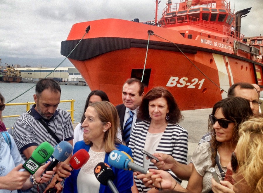Ana Pastor hace declaraciones a los periodistas en Las Palmas de Gran Canaria.