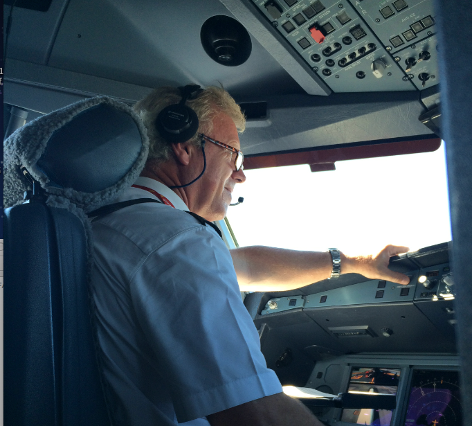 Luis Lacasa, en el avión donde realizó su último trayecto Nueva York-Madrid como comandante en Iberia
