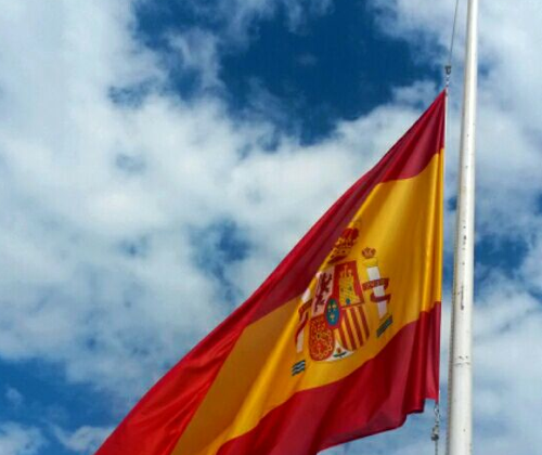 Bandera a media asta en la Base Aérea de Gando. Fotografía: Ministerio de Defensa