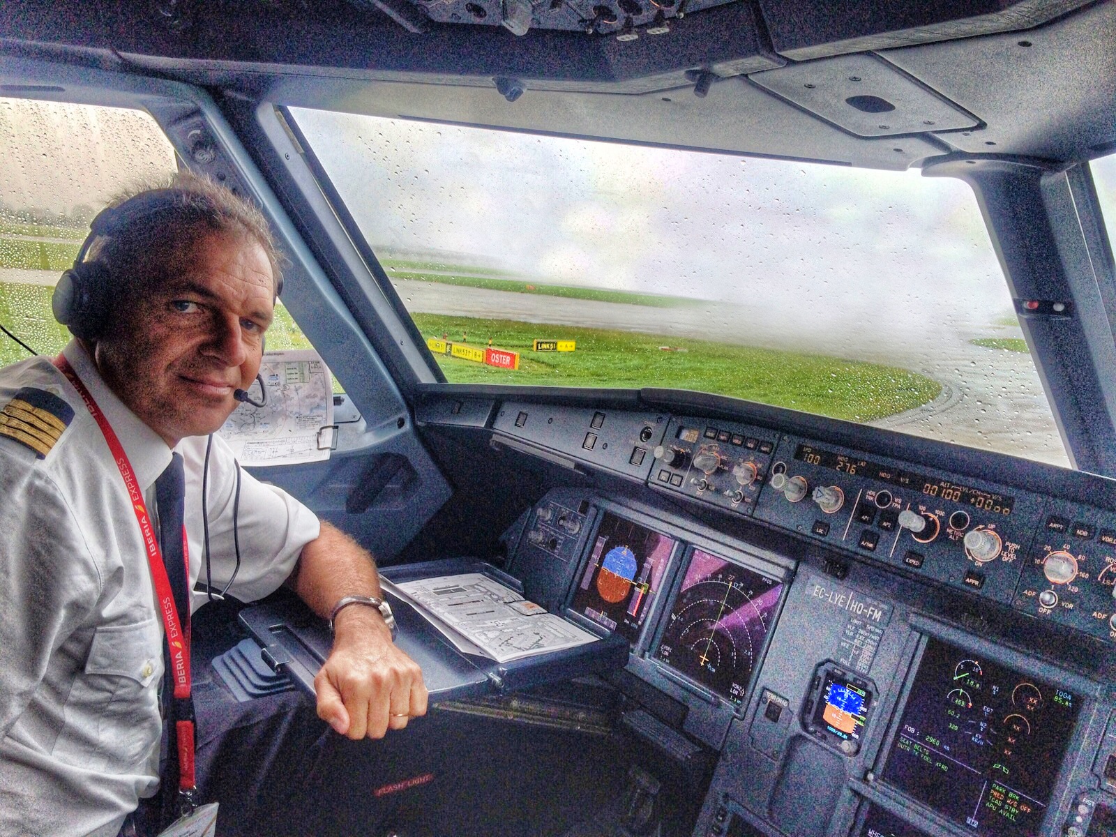 Ricardo Guerra, en la cabina de un avión de Iberia Express_Snapseed
