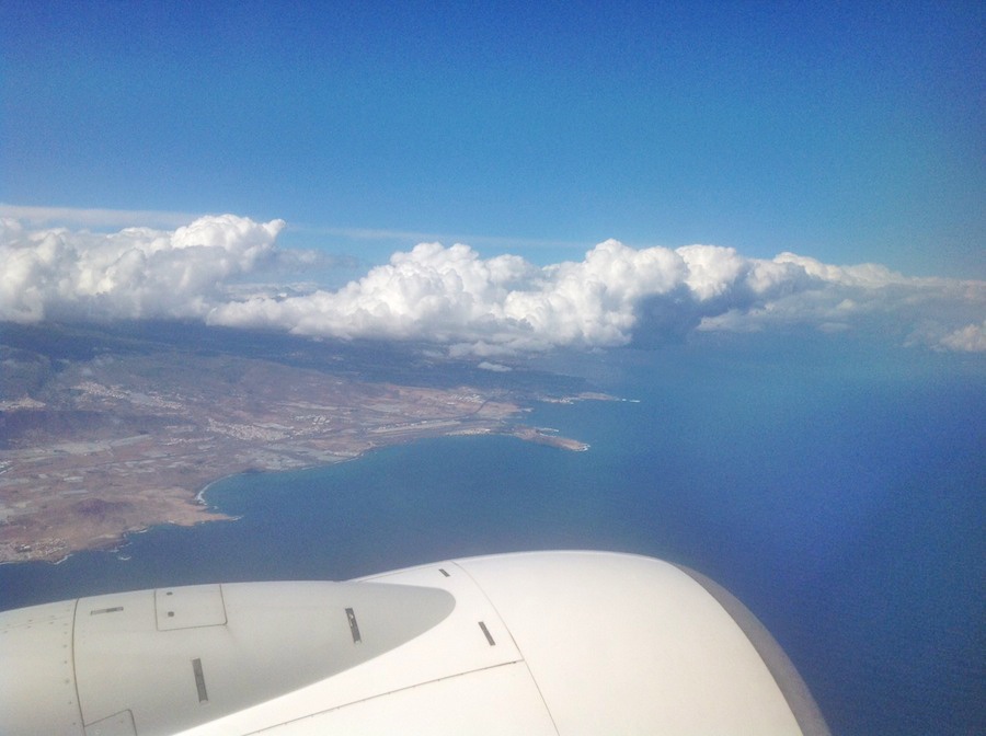Avión en vuelo sobre Gran Canaria